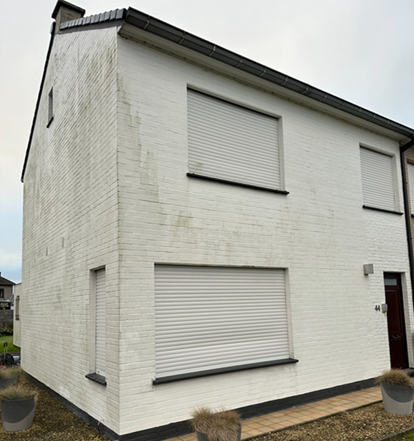 Vuilige gevel voor behandeling